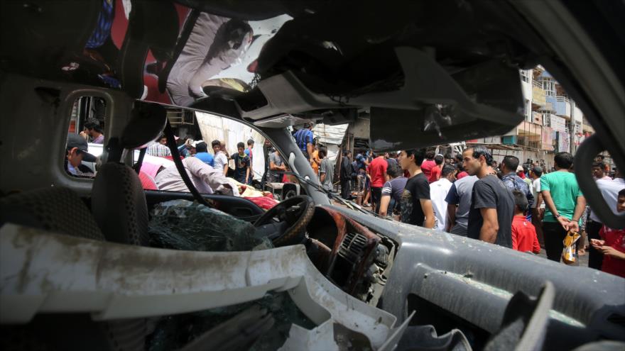 Iraquíes observan los daños causados después de un ataque con coche bomba en Ciudad Sadr, una zona chií en el norte de la capital, Bagdad, 11 de mayo de 2016.