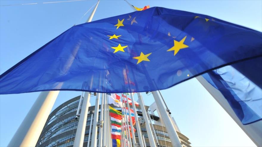 La bandera europea ondea en la sede del Eurocámara en Bruselas, Bélgica.