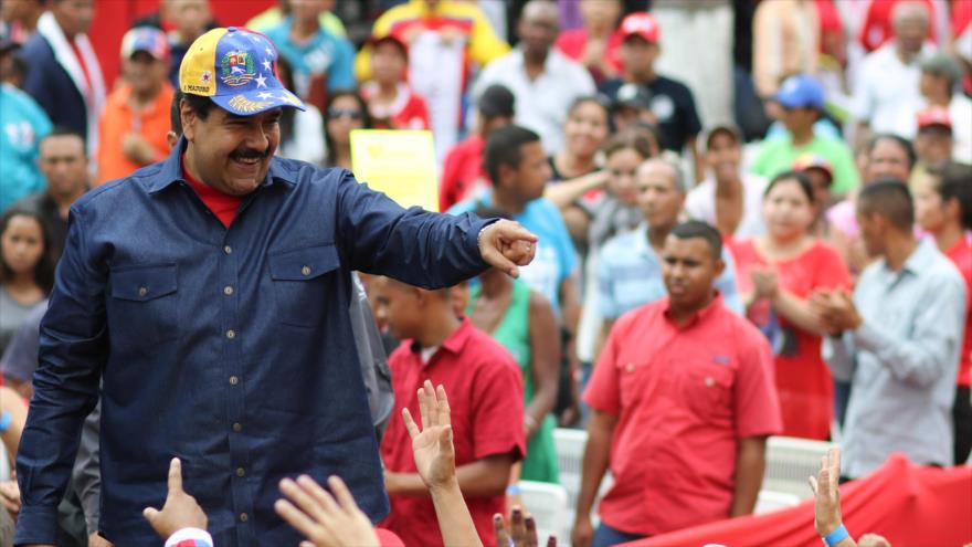 El presidente de Venezuela, Nicolás Maduro, saluda a manifestantes chavistas que se concentraron en el palacio presidencial de Miraflores en la capital del país, Caracas. 11 de mayo de 2016