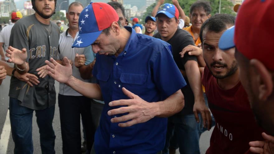 VIDEO: Rocían gas pimienta a Capriles en una protesta en Venezuela