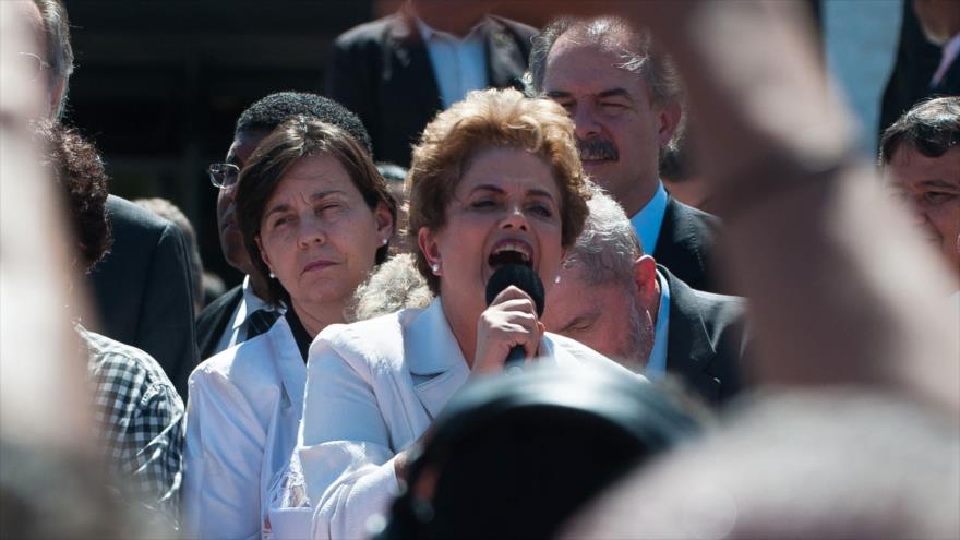 Dilma Rousseff, recién apartada de su cargo como presidenta de Brasil, habla con sus partidarios en el Palacio de Planalto, 12 de mayo de 2016.