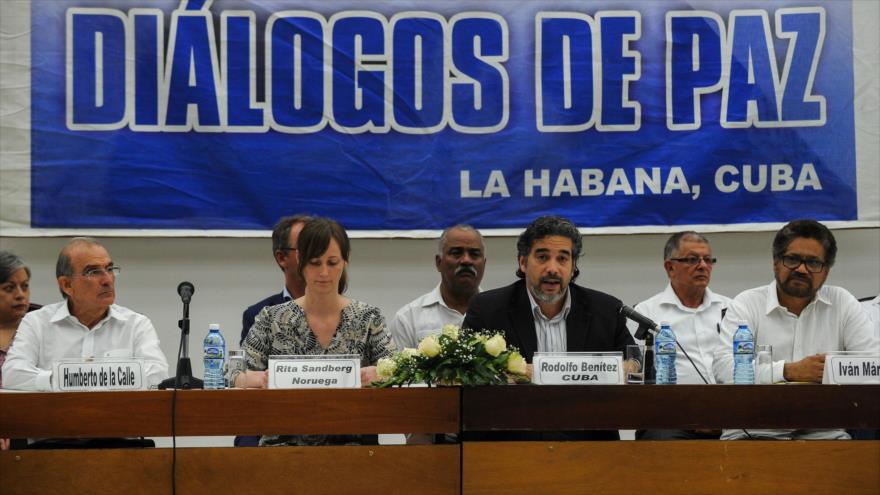 Rodolfo Benítez (segundo a la derecha), garante del Gobierno cubano, y Rita Sandberg, de Noruega, durante una conferencia de prensa en La Habana (capital cubana), sede de los diálogos de paz entre las Fuerzas Armadas Revolucionarias de Colombia (FARC) y el Gobierno de Bogotá, 12 de mayo de 2016.