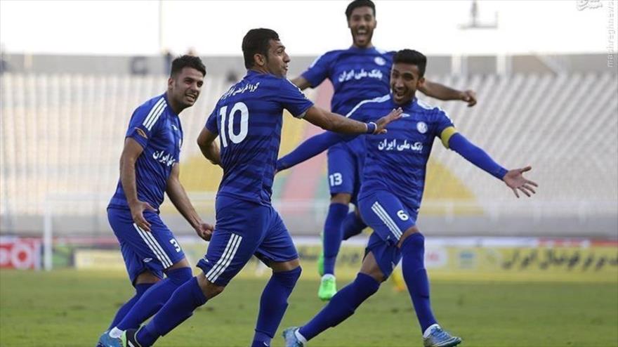 Jugadores de Esteqlal Juzestán celebran una victoria ante Sepahan de Isfahan.