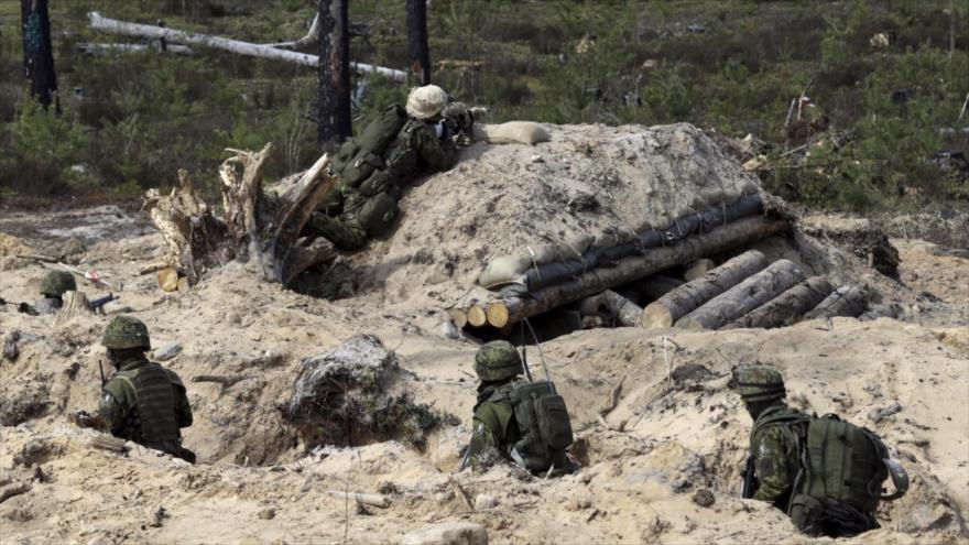 Soldados de Estonia participan en una maniobra de la OTAN en un campo de entrenamiento en este país, 5 de mayo de 2015.