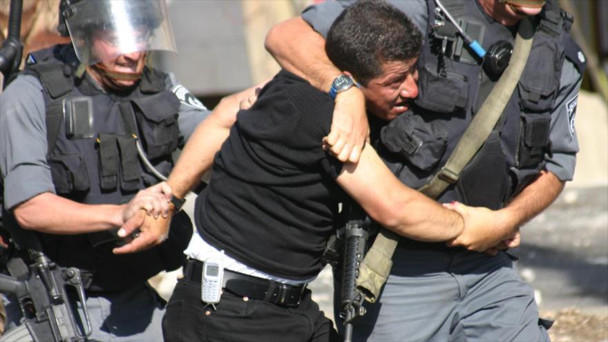 Fuerzas israelíes detienen a un ciudadano palestino.