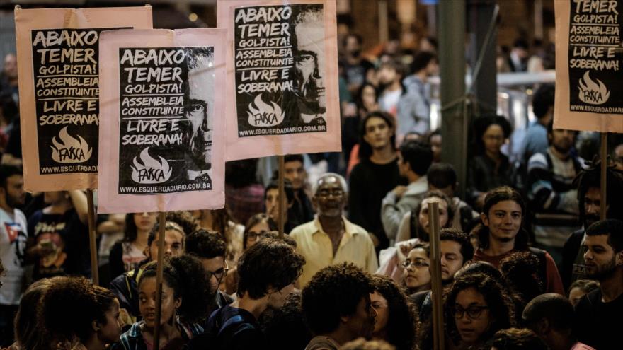 Masiva protesta contra el nuevo presidente interino de Brasil, Michel Temer, en la ciudad de Río de Janeiro (sureste), 13 de mayo de 2016.