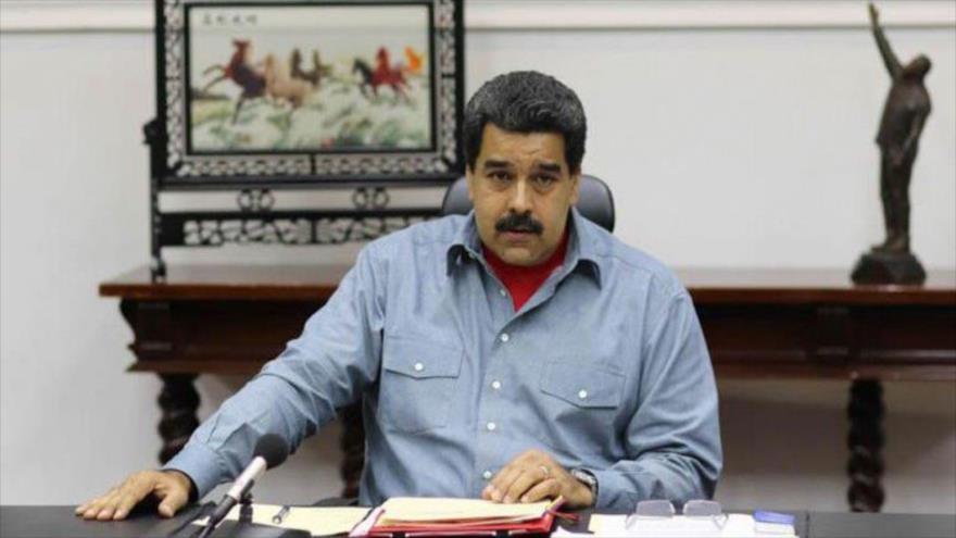 El presidente de Venezuela, Nicolás Maduro, ofrece un discurso desde el Palacio Presidencial, donde encabezó un Consejo de Ministros, 13 de mayo de 2016.