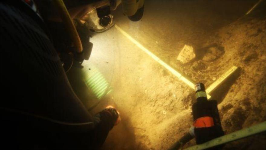 Los expertos tuvieron que sumergirse ocho metros bajo el agua para dar con el sitio arqueológico.