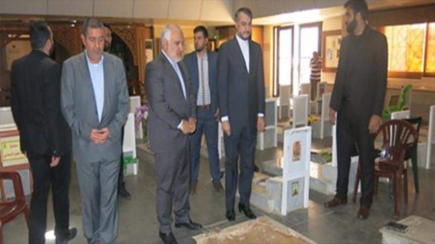 El vicecanciller iraní, Husein Amir Abdolahian, rinde homenaje al comandante de Hezbolá, Mostafa Badr al-Din.