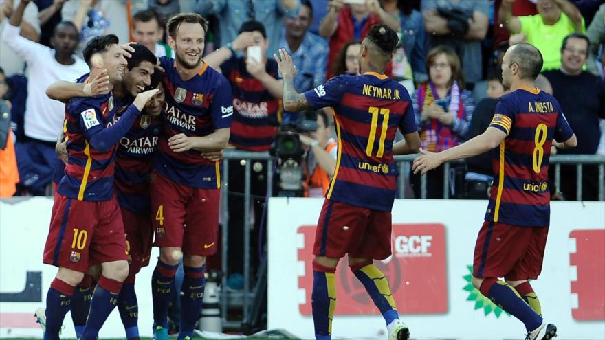 Jugadores del equipo español de fútbol Barcelona celebran tras anotar un tanto en el partido contra el Granada, 14 de mayo de 2016.