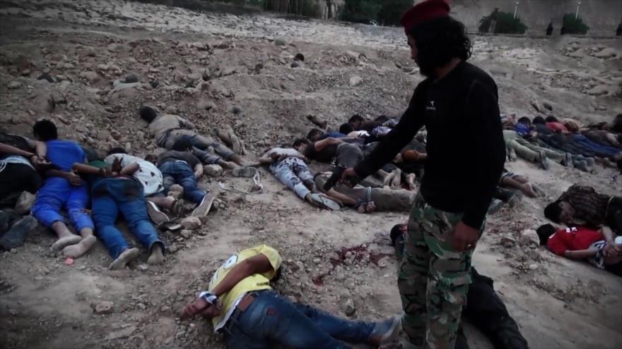 Miembros del EIIL ejecutan a los cadetes de la Fuerza Aérea iraquí en la base aérea de Speicher.