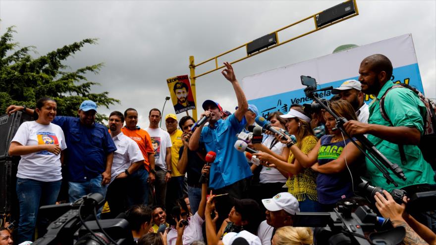 El líder de la oposición venezolana, Henrique Capriles, habla en una manifestación de opositores en el este de la ciudad capitalina de Caracas en Venezuela, 14 de mayo de 2016.