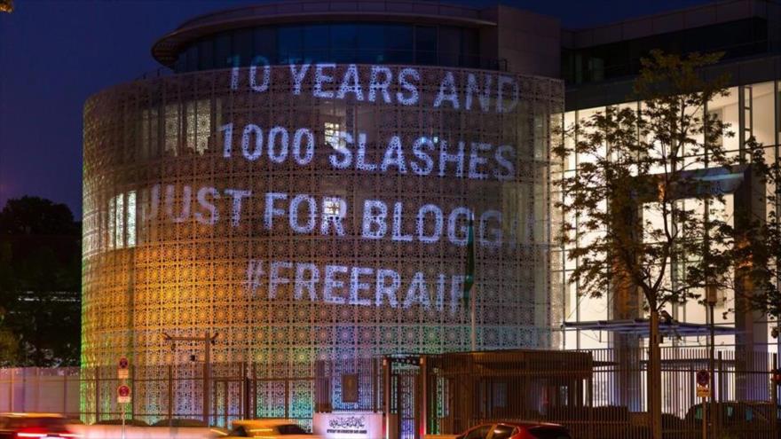 El grupo de activistas Pixel HELPER proyecta una frase en la fachada de la embajada de Arabia Saudí en Berlín a fin de protestar por la sentencia contra el bloguero saudí Raif Badawi.