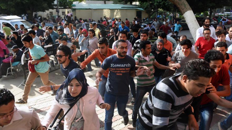 Manifestantes huyen tras lanzamiento de gas lacrimógeno por las fuerzas de seguridad egipcias en El Cairo, capital de Egipto, 25 de abril de 2016.