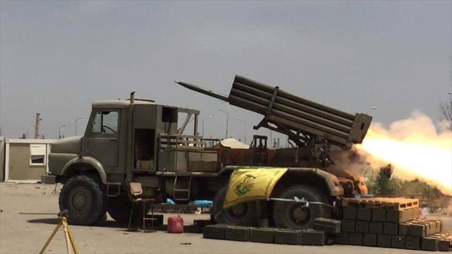 Combatientes de Hezbolá de Irak lanzan fuego contra posiciones de Daesh.