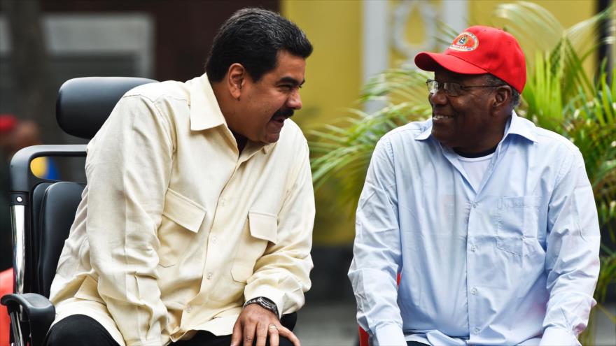 El presidente de Venezuela, Nicolás Maduro (izqda.), y su vicepresidente, Aristóbulo Istúriz.