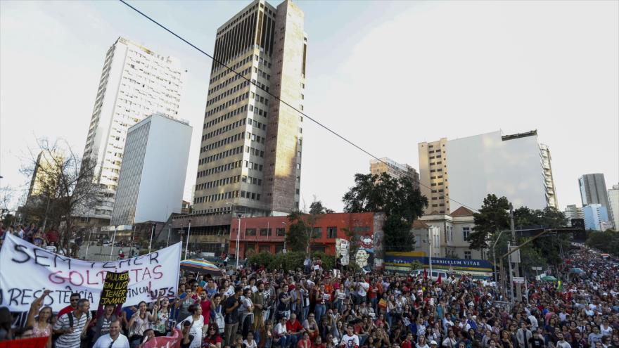 Brasileños protestan contra el presidente en funciones de Brasil, Michel Temer, en Sao Paulo, 15 de mayo de 2016.
