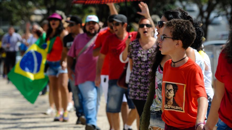 Brasileños protestan contra el presidente en funciones de Brasil, Michel Temer, frente al Palacio de Planalto en Brasilia, 15 de mayo de 2016. 