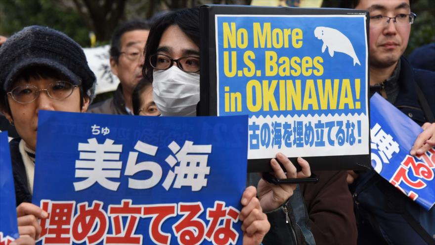 Una protesta de los residentes de la isla de Okinawa contra las bases estadounidenses en la isla.