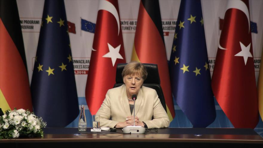 La canciller alemana, Angela Merkel, durante una rueda de prensa tras visitar un campo de refugiados en la frontera turco-siria en Gaziantep, en el sur de Turquía, 23 de abril de 2016. 