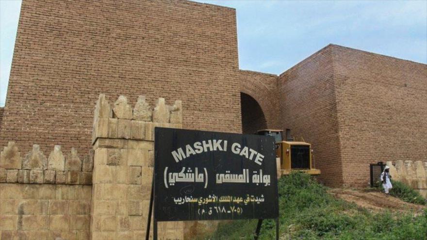 El grupo terrorista EIIL (Daesh, en árabe) destruye con excavadoras la antigua Puerta de Mashki en el norte de Irak.