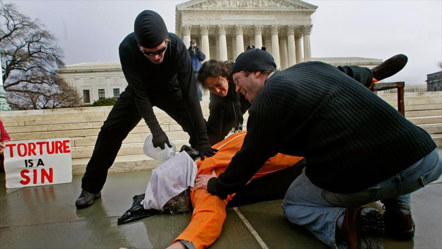 Activistas denuncian la técnica de tortura “submarino” durante una protesta frente a la Corte Suprema de Estados Unidos, en Washington D.C., 11 de enero de 2007.