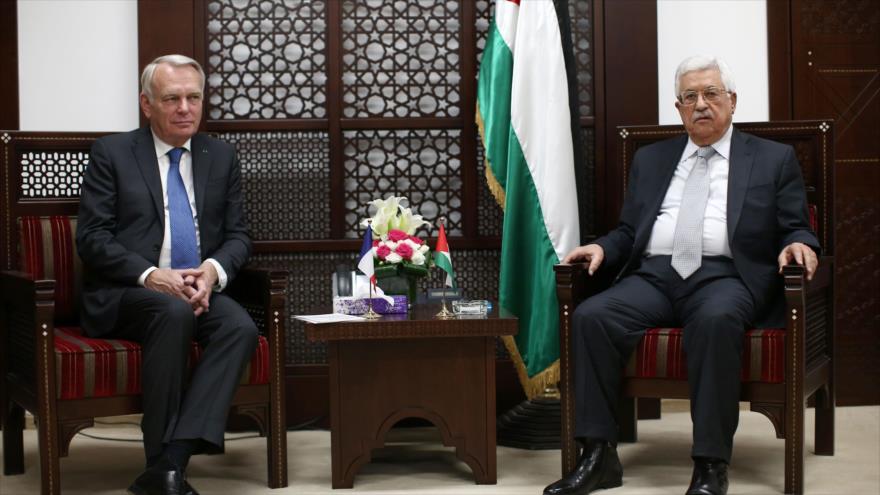 El canciller francés, Jean-Marc Ayrault (izqda.), se reúne con el presidente del Estado de Palestina, Mahmud Abás, en Ramalá, el 15 de mayo de 2016.