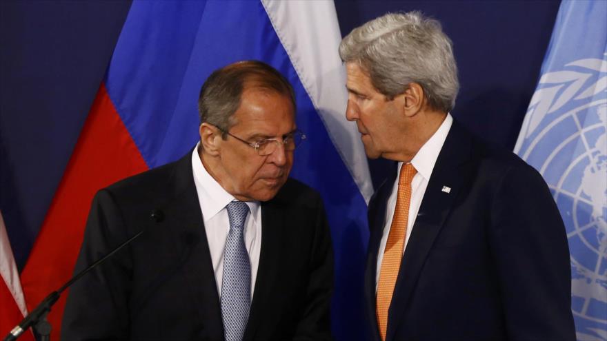 El ministro ruso de Exteriores, Serguei Lavrov (izda.), habla con el secretario de Estado de EE.UU., John Kerry, momentos previos a una conferencia de prensa conjunta en Viena, capital de Austria, 17 de mayo de 2016.