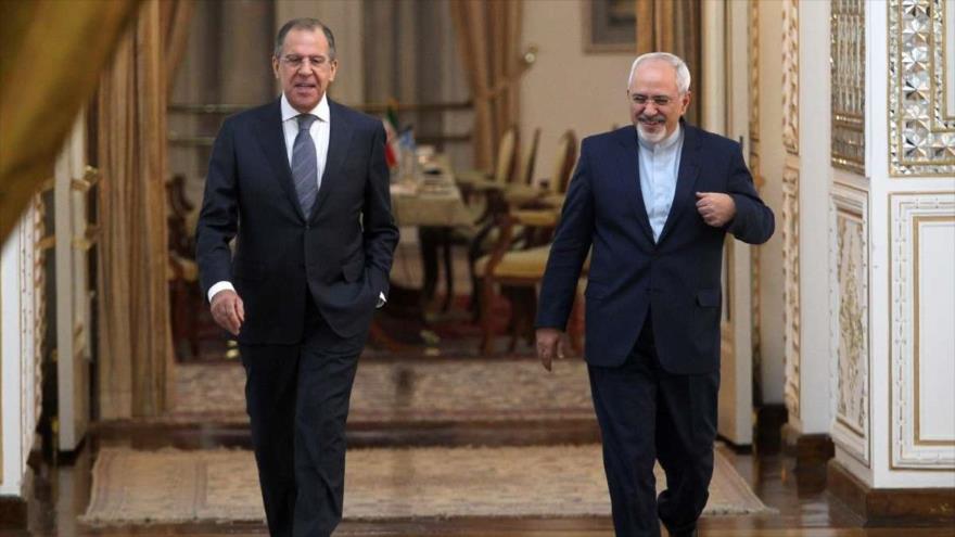 Los cancilleres de Irán y Rusia, Mohamad Yavad Zarif (dcha.) y Serguei Lavrov, respectivamente.