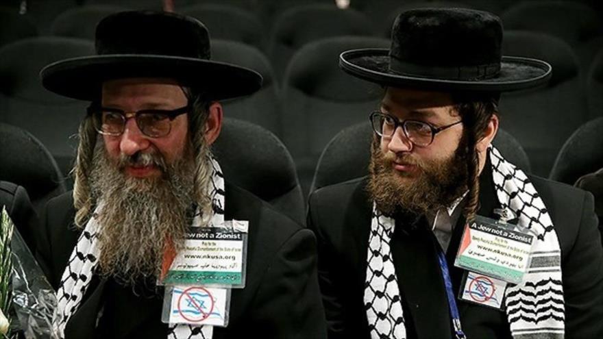 Los rabinos Dovid Weiss (izda.) y Yosef Rosenberg participan en la Conferencia Internacional Apoyo a Al-Aqsa, en Teherán, capital persa, 15 de mayo de 2016.