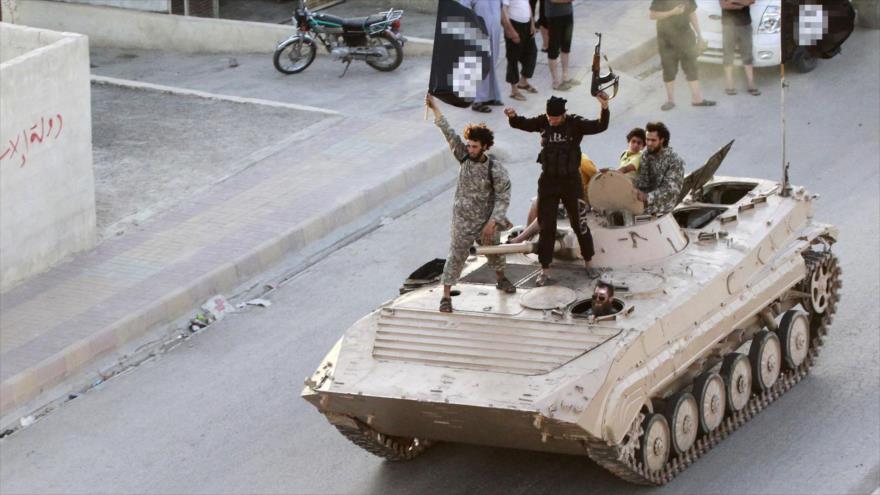 Terroristas del EIIL (Daesh, en árabe) subidos a un tanque.