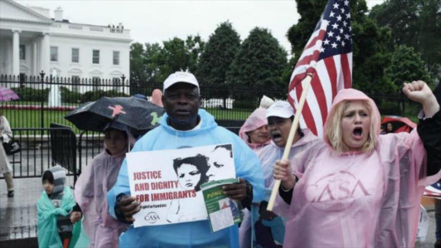 Inmigrantes y activistas protestan frente a la Casa Blanca contra las políticas migratorias del Gobierno de EE.UU., 17 de mayo de 2016.