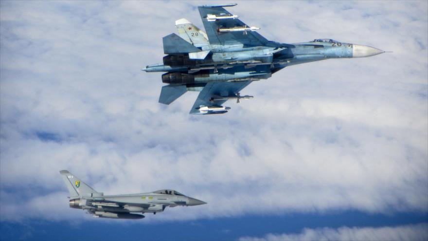 Un caza británico Typhoon intercepta un avión ruso Sujoi Su-27 sobre los estados Bálticos, 17 de junio de 2014.