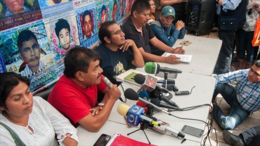 Felipe de la Cruz, vocero de los padres de los 43 estudiantes de la Escuela Normal “Raúl Isidro Burgos” de Ayotzinapa, atiende una rueda de prensa.