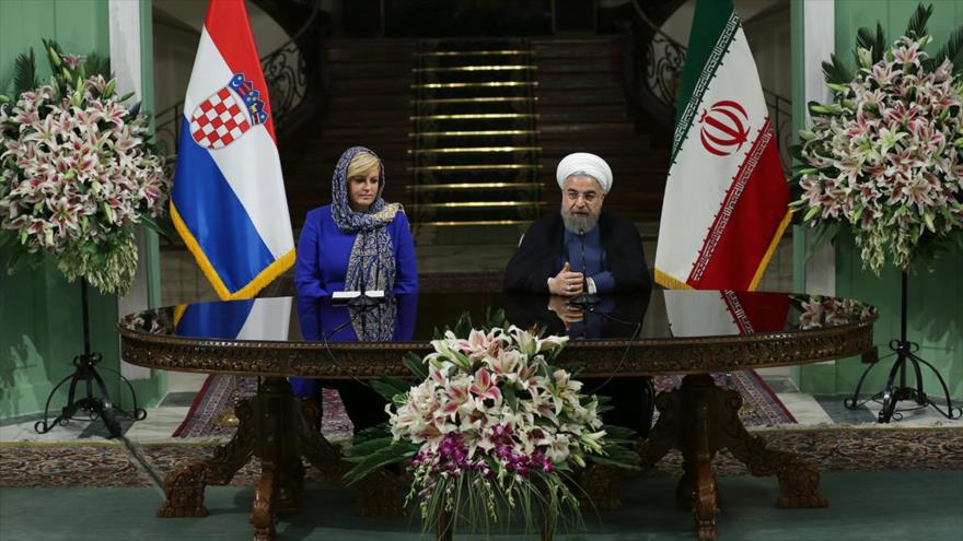 El presidente de Irán, Hasan Rohani, en una rueda de prensa conjunta con su homóloga croata, Kolinda Grabar Kitarovic, 18 de mayo de 2016.