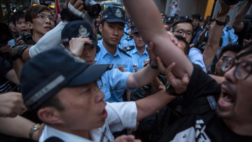 Manifestantes protestan por la visita del presidente del Parlamento chino en Hong Kong, 18 de mayo de 2016.