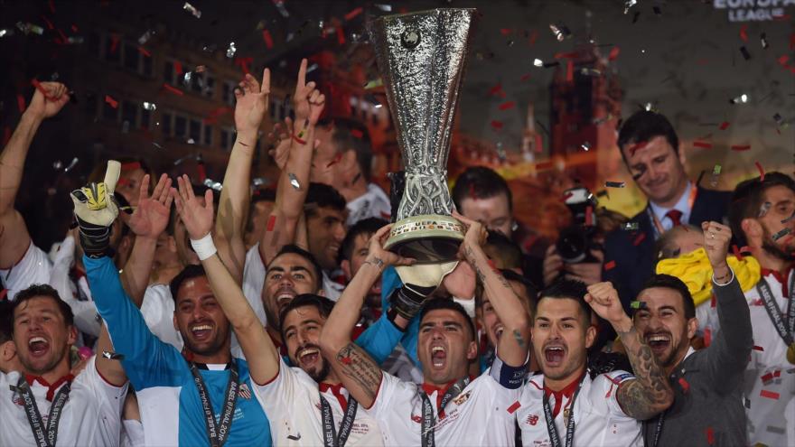 Jugadores del Sevilla celebran su victoria después de convertirse por tercer año consecutivo en el ampeón de la Europe League, 18 de mayo de 2016.
