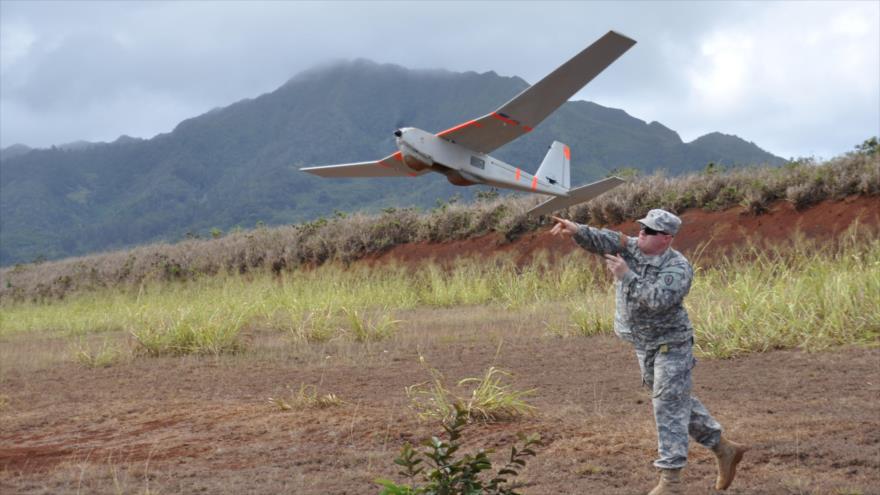 Soldado estadounidense lanza un dron RQ-20 Puma.