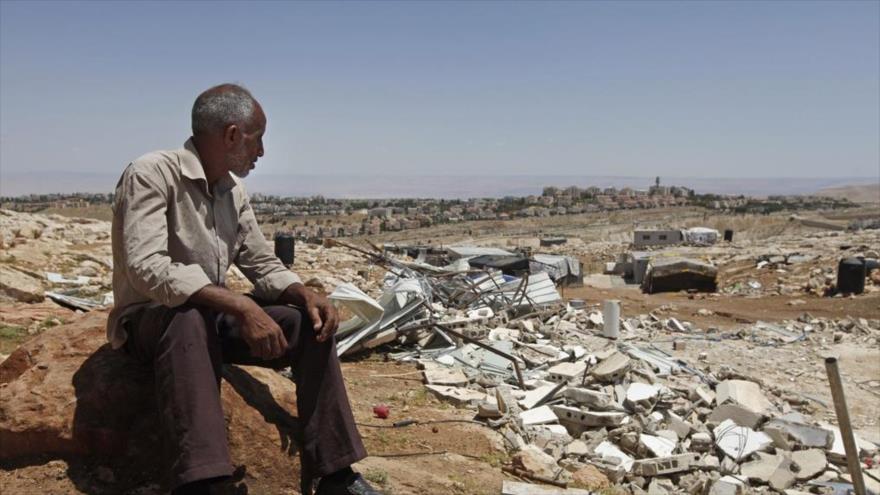 Un palestino mira los escombros de su casa devastada por el régimen israelí en el barrio de Jabal al-Baba de la aldea palestina de El-Azarie, sito en Al-Quds (Jerualén).
