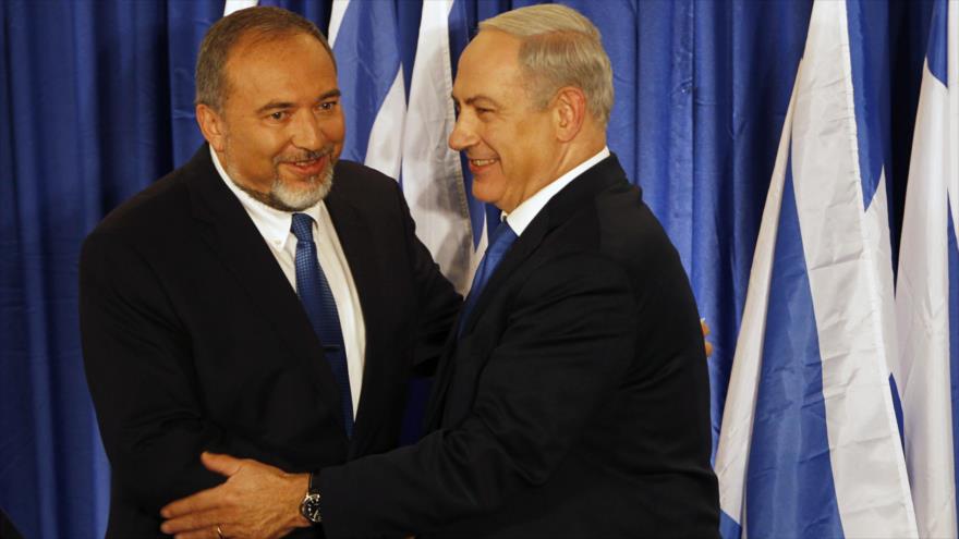 El premier israelí, Benyamin Netanyahu (dcha.), junto al líder del partido sionista Yisrael Beitenu, Avigdor Lieberman.