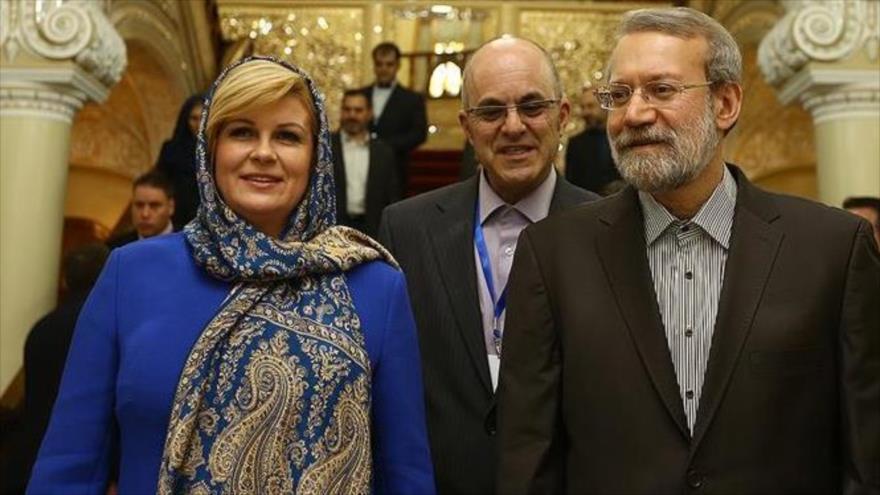 El presidente del Parlamento iraní, Ali Lariyani (dcha.), recibe a la presidenta croata, Kolinda Grabar Kitarovic, 18 de mayo de 2016.