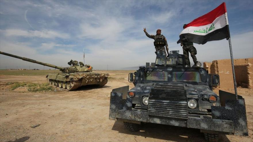 Soldados y vehículos militares del Ejército de Irak.