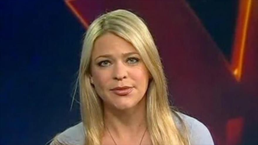 La periodista Amber Lyon revela cómo gobiernos pagan para falsificar noticias.