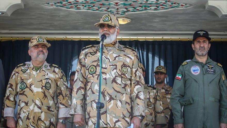 El comandante de la Fuerza Terrestre del Ejército de la República Islámica de Irán, el general de brigada Ahmadreza Purdastan (centro).