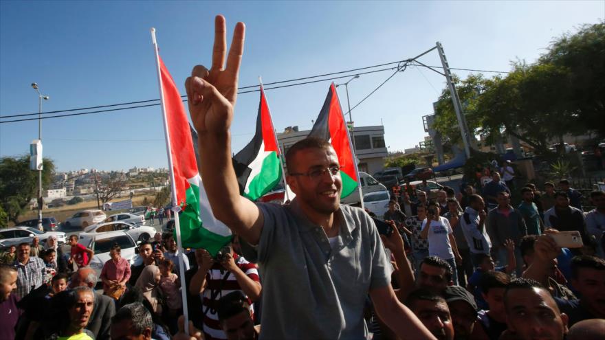 El periodista palestino Mohamad al-Qiq es recibido en su pueblo Dura, situado en el sur de los territorios ocupados palestinos, 19 de mayo de 2016.