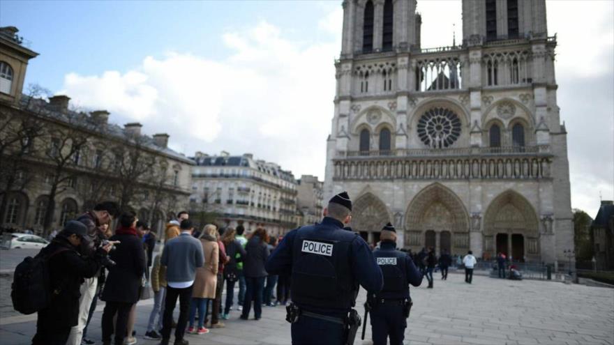 Agentes de la policía francesa patrullan frente a la catedral de Notre-Dame, en París, capital de Francia.