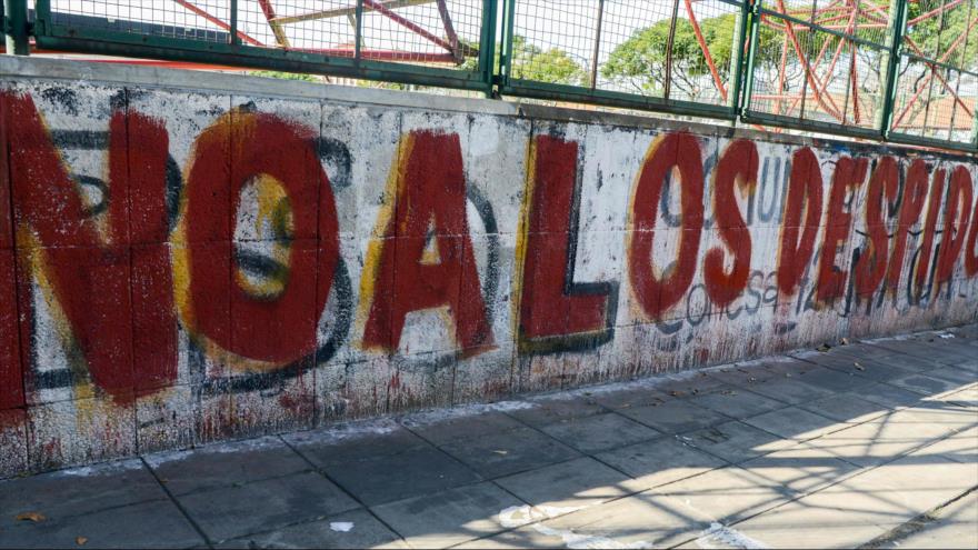 Una pared pintada con el lema NO A LOS DESPIDOS en Buenos Aires, la capital de Argentina, 19 de mayo de 2016.
