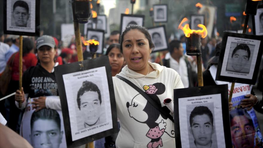 Familiares de los 43 estudiantes desaparecidos de Ayotzinapa exigen justicia y que se aclare el caso Iguala.