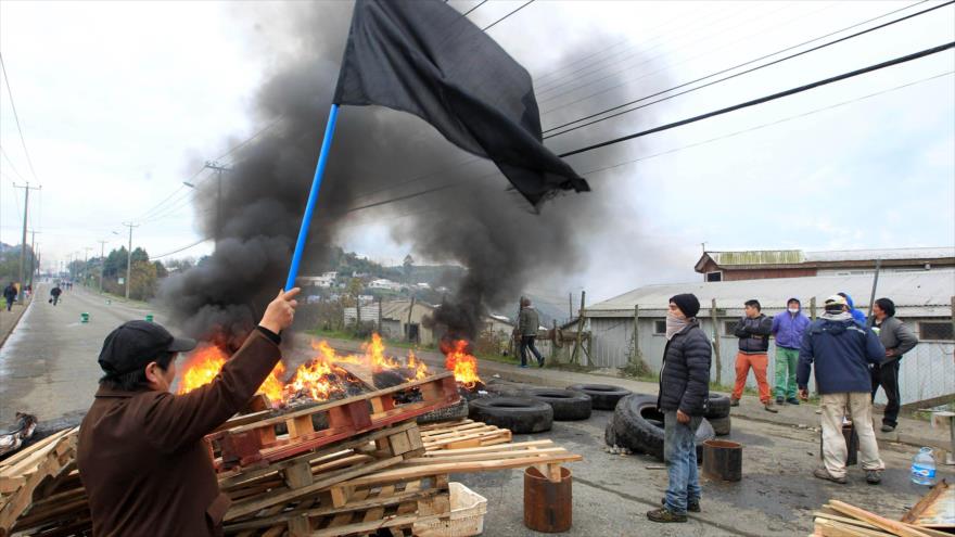 Pescadores chilenos protestan contra el Gobierno en la ciudad sureña de Ancud, en el archipiélago de Chiloé, 5 de mayo de 2016.