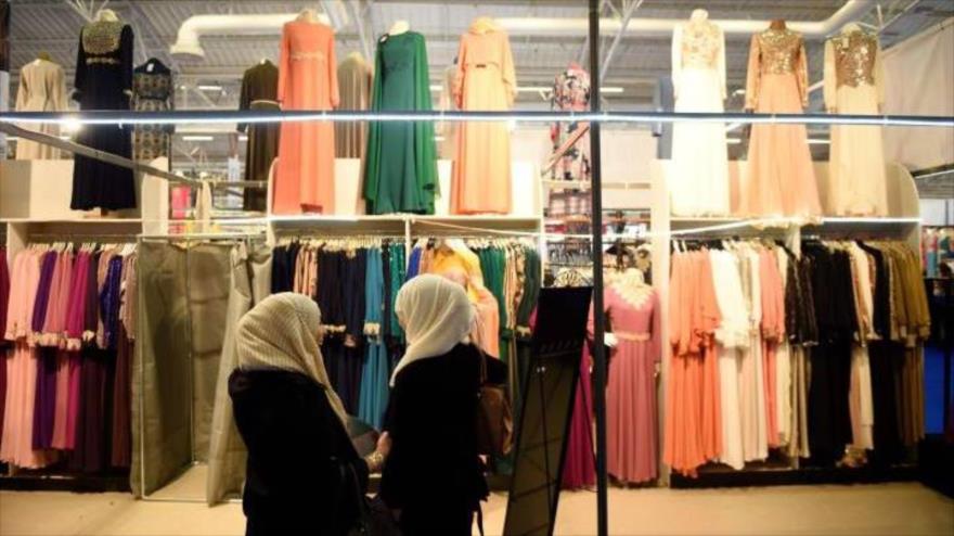 Dos mujeres musulmanas observan un escaparate en París, capital de Francia.